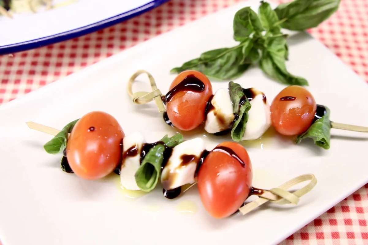 Easy Caprese Appetizers Recipe. 
