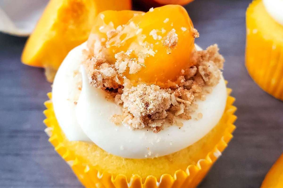 Easy Peach Cobbler Cupcakes.