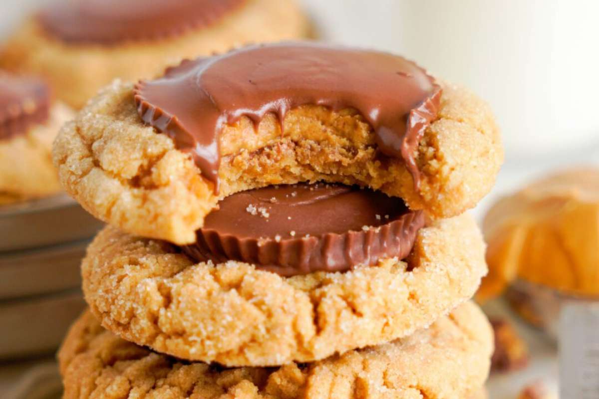 Easy Peanut Butter Cup Cookies Recipe!. 