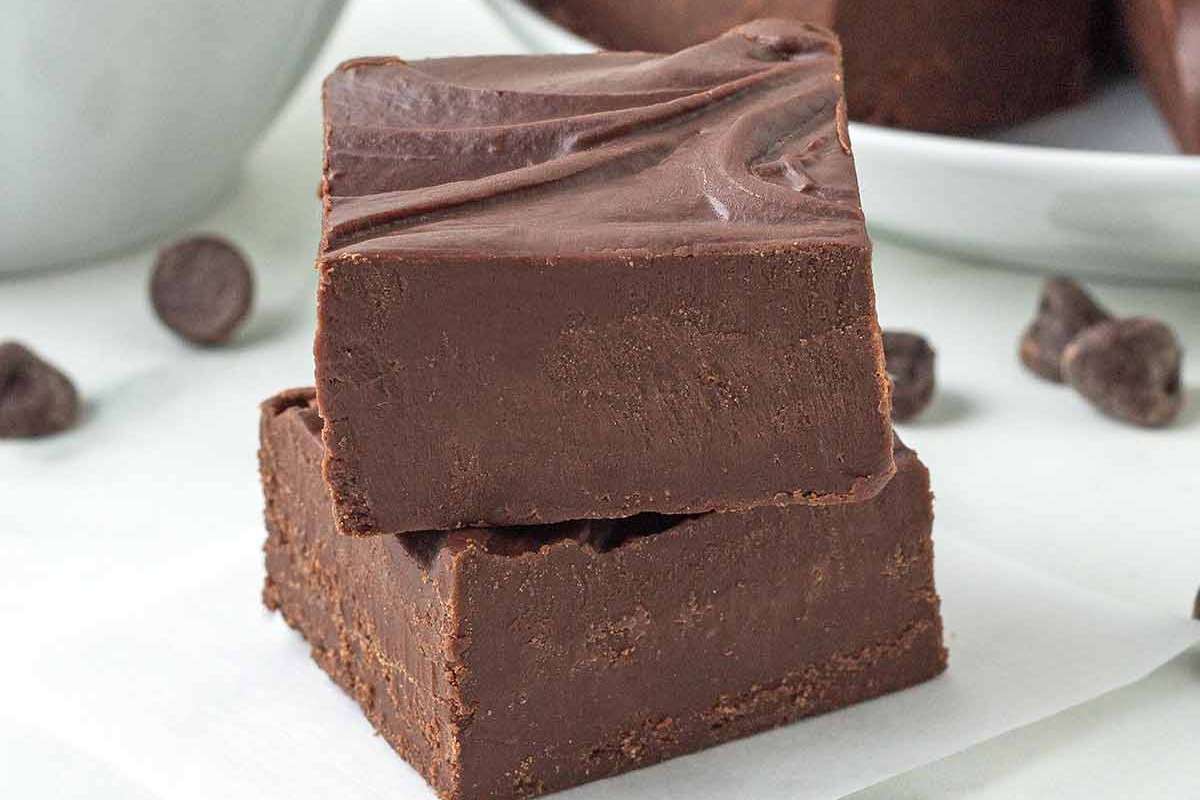 Easy Vegan Fudge (3 Ingredients!).