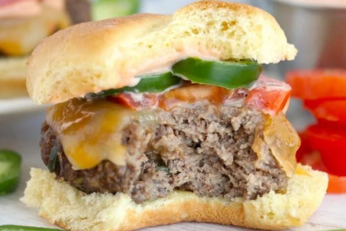Jalapeno Cheeseburger Sliders With Spicy Mayo