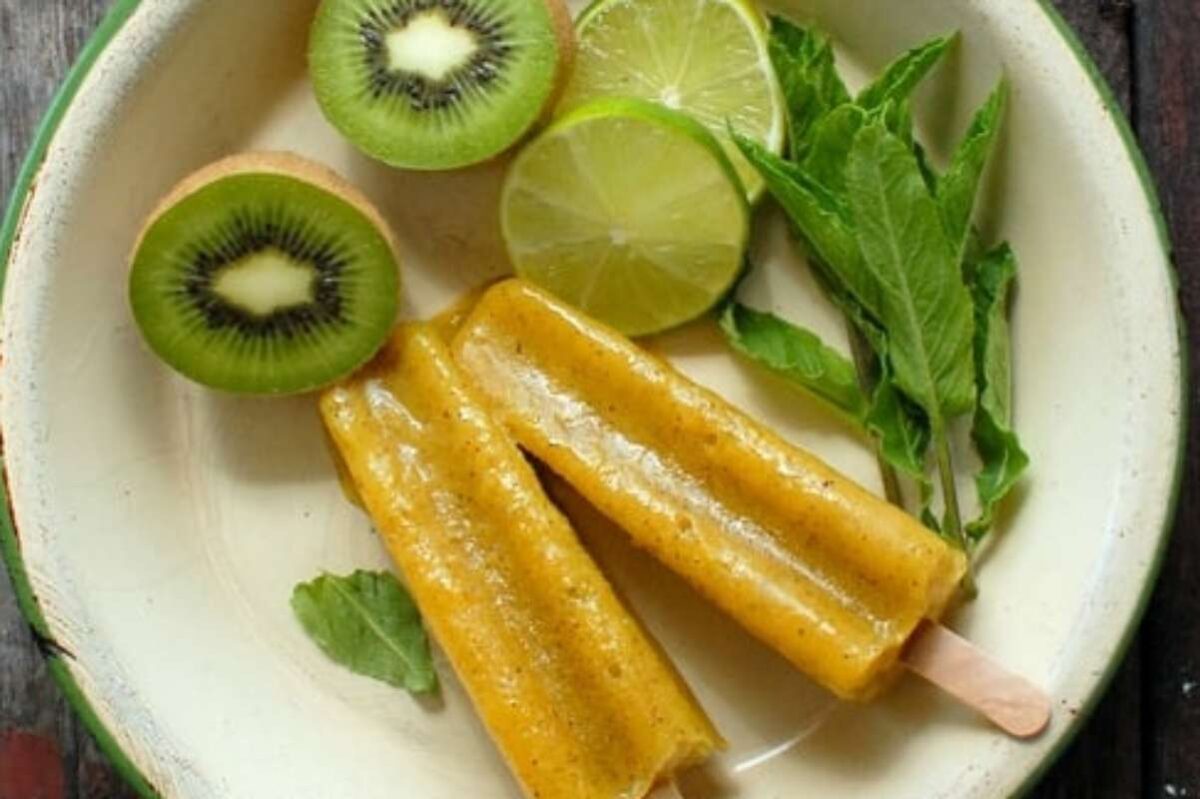Mango-kiwi Limeade Fruit Popsicles {paletas}. 