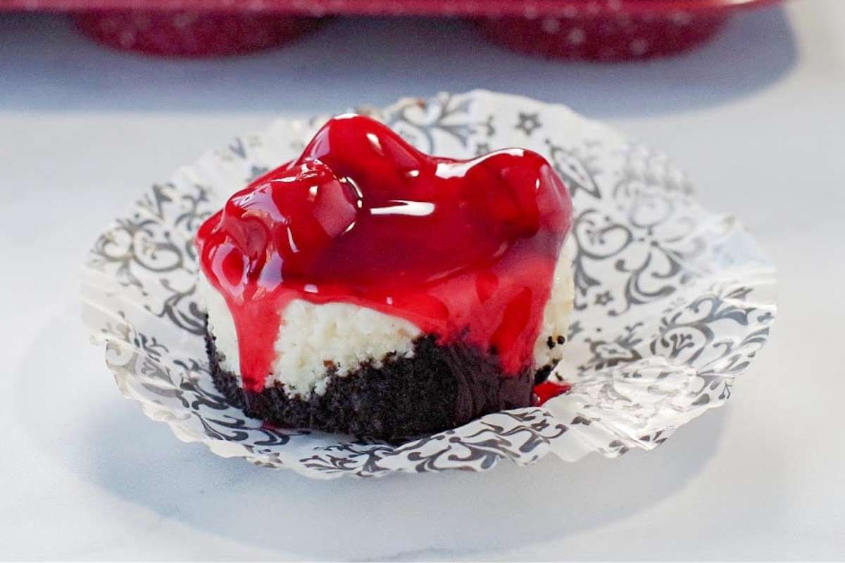 Mini Cherry Cheesecakes (With Oreo Crust).