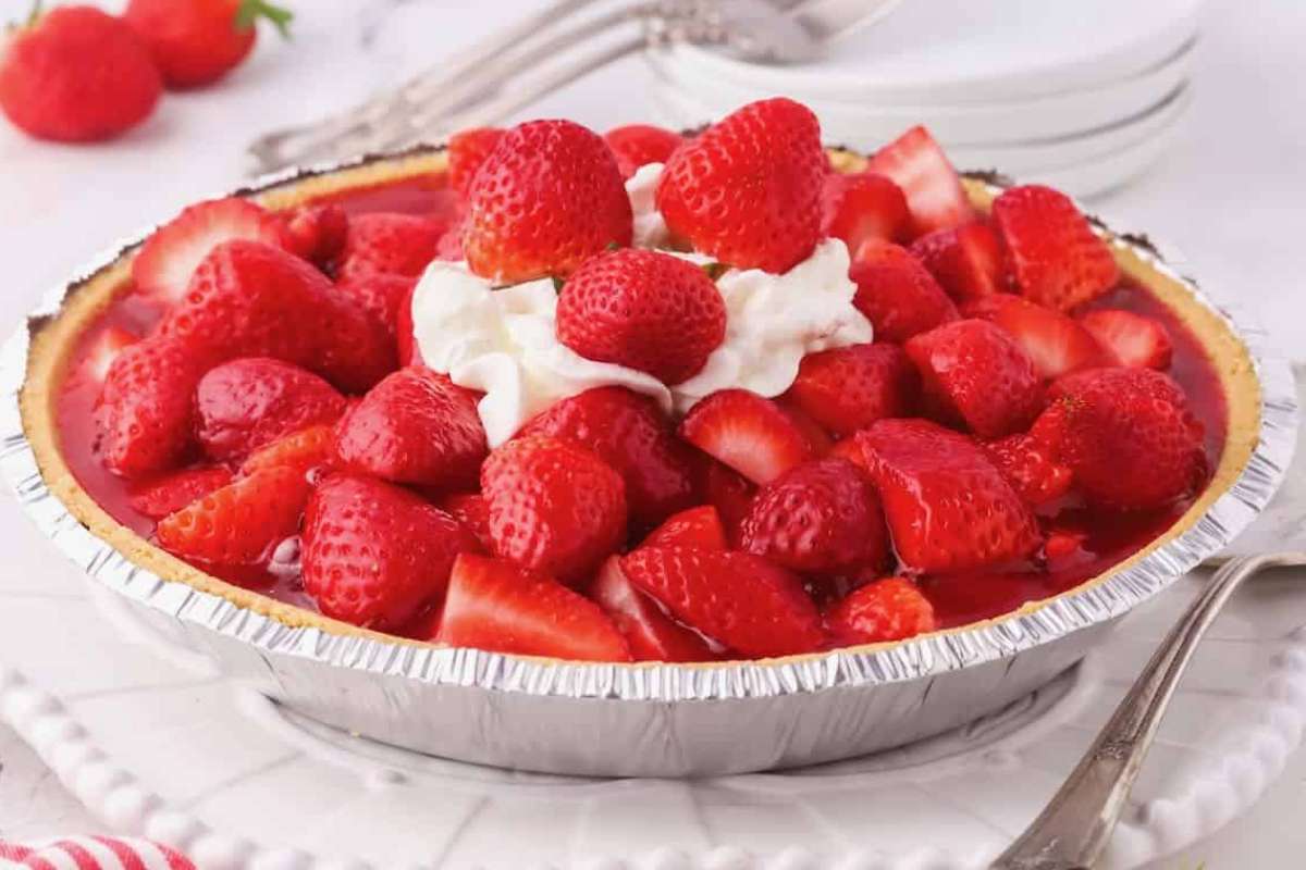 Old-fashioned Strawberry Pie With Jello. 
