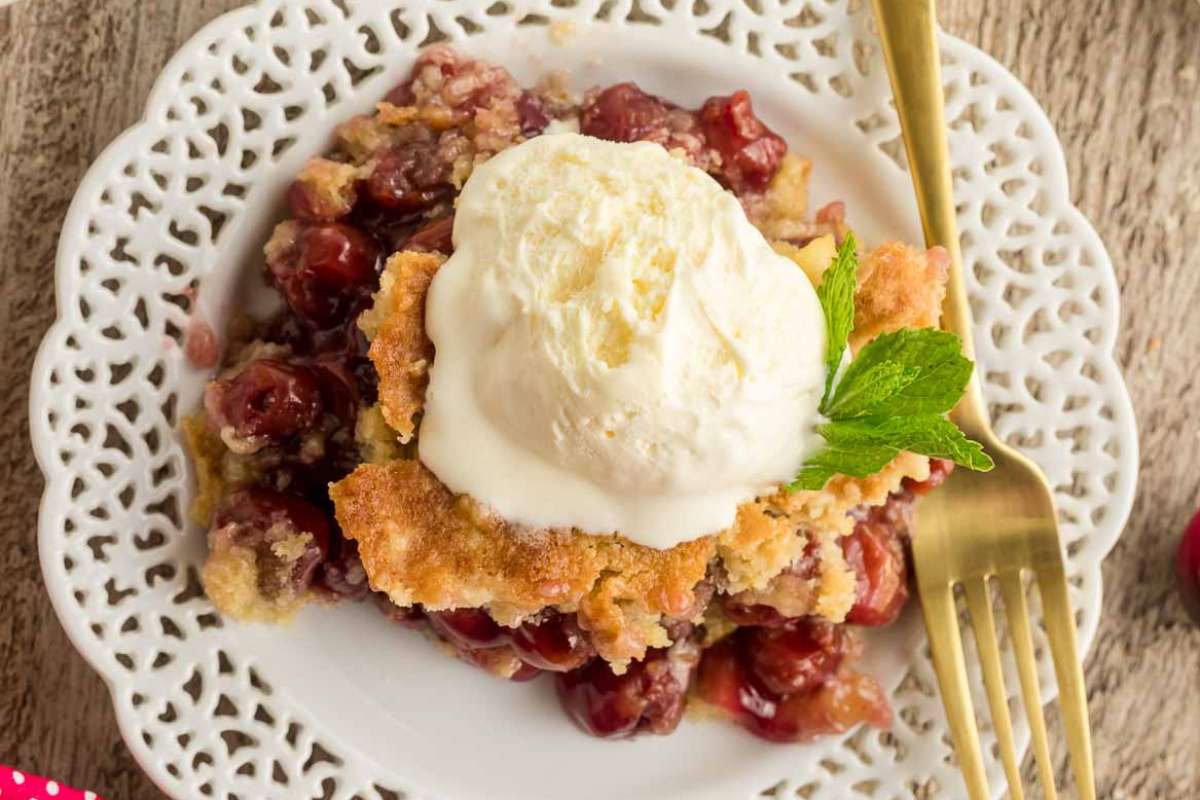 Quick And Easy Cherry Dump Cake Recipe. 