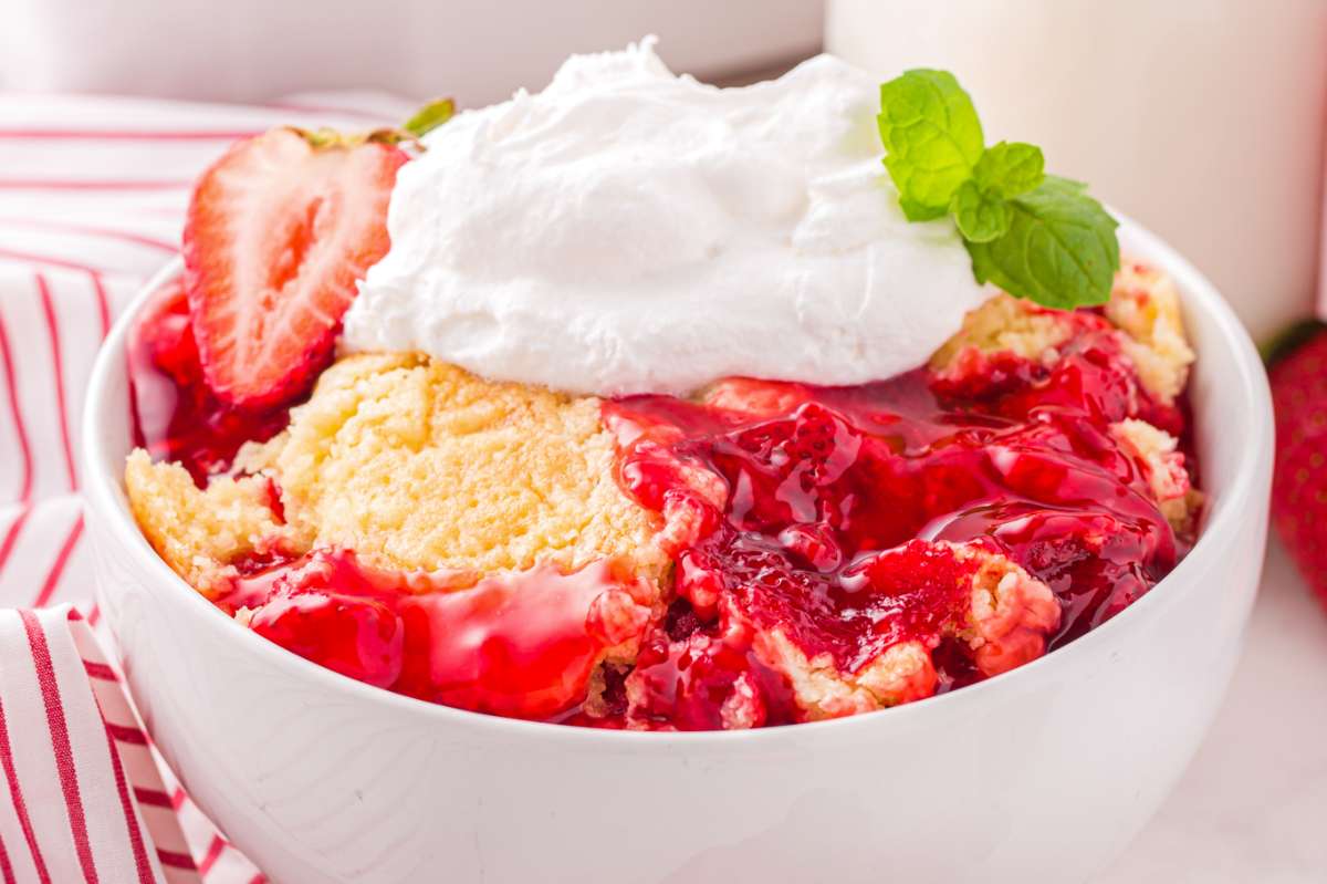 Quick And Easy Strawberry Dump Cake. 