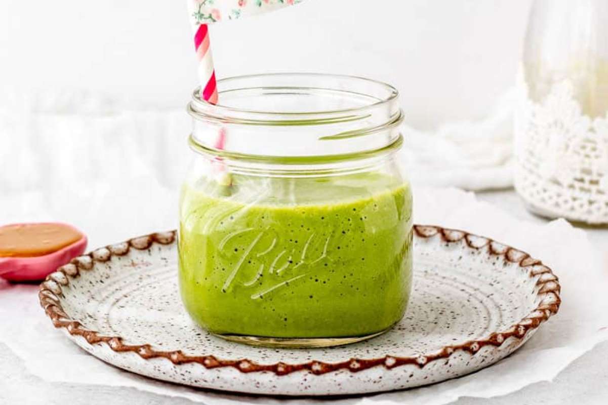 Simple Green Smoothie with Spinach, Banana & Peanut Butter {Kid-friendly}.