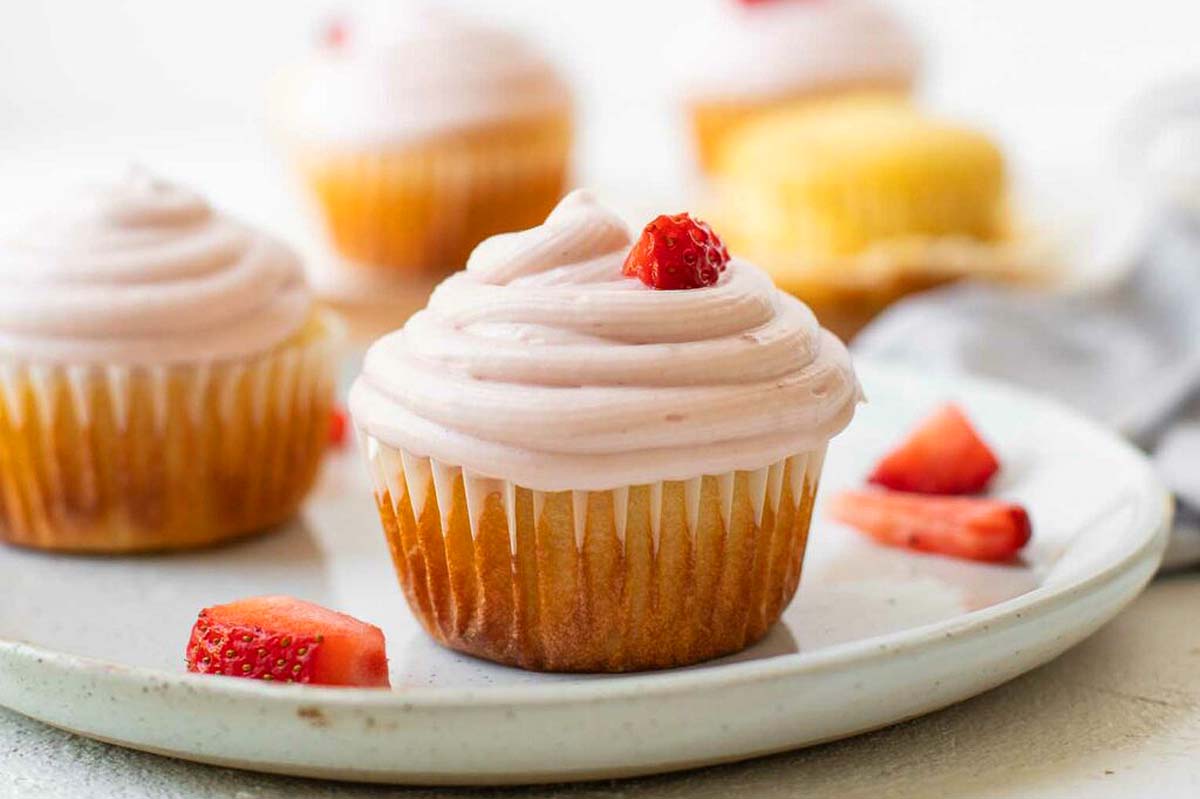 Strawberry Lemonade Cupcakes. 