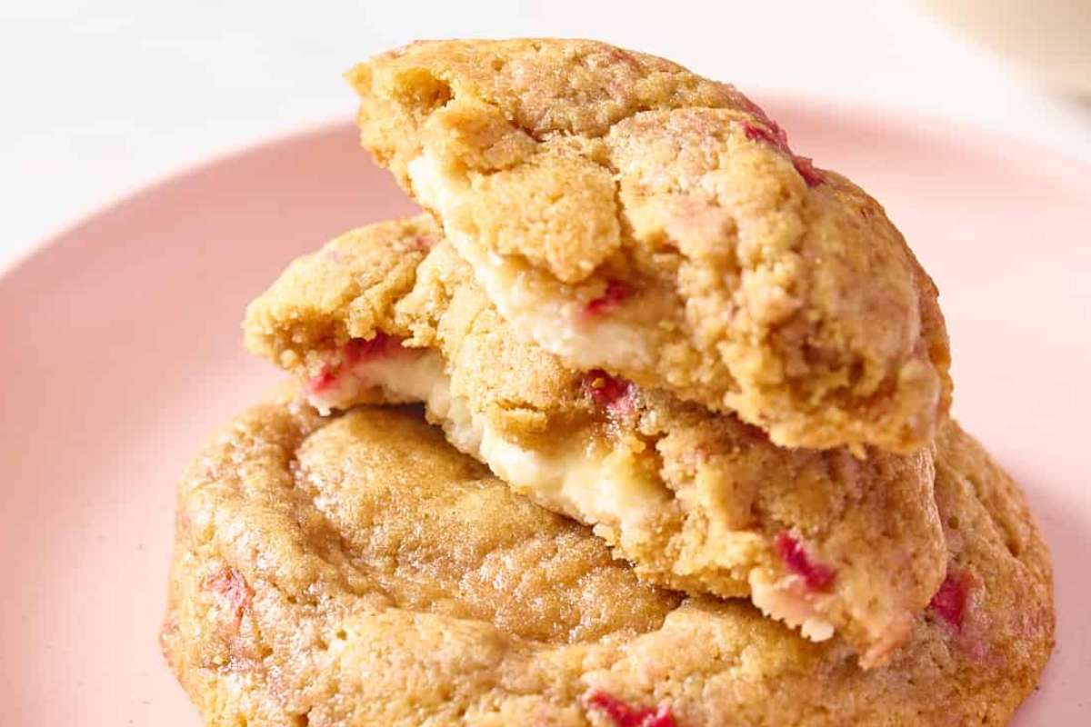Stuffed Strawberry Cheesecake Cookies Recipe. 