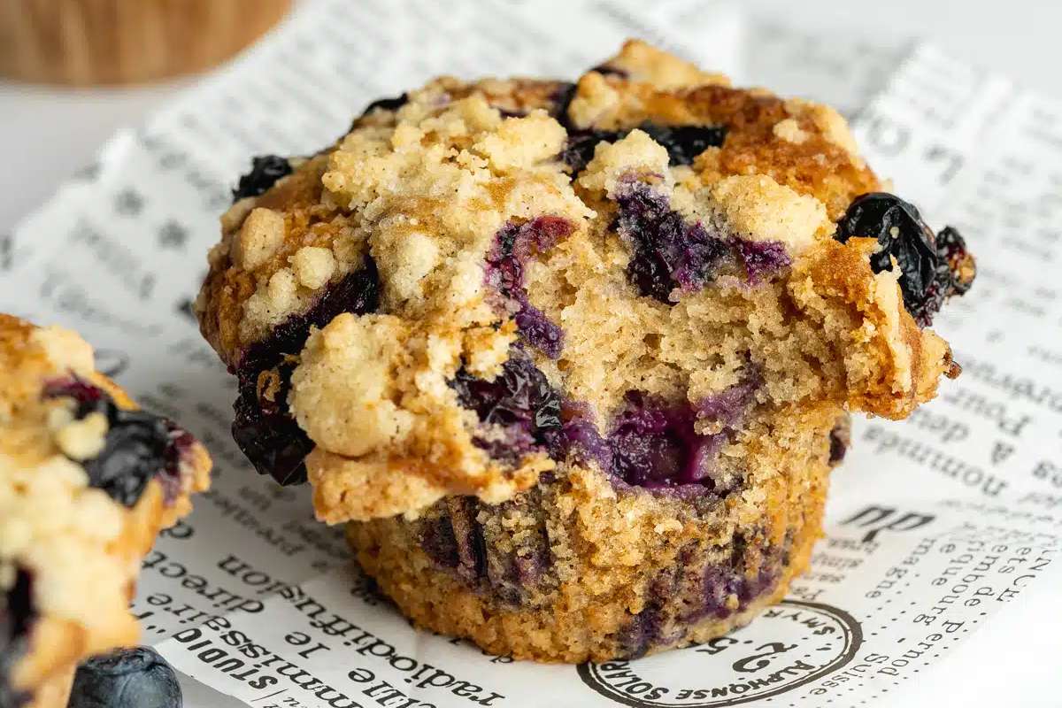 Vegan Blueberry Muffins With Vanilla Crumb Topping. 