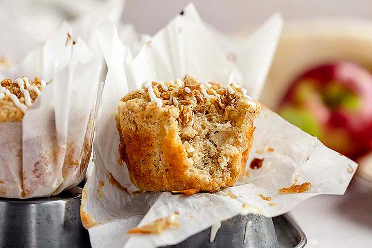 Apple Cinnamon Crumb Muffins.