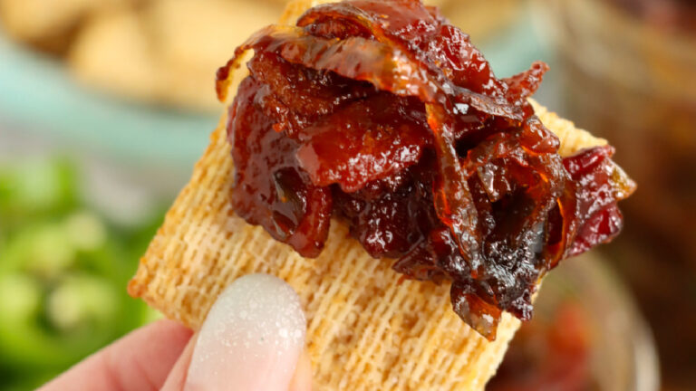 A cracker with jamon it.