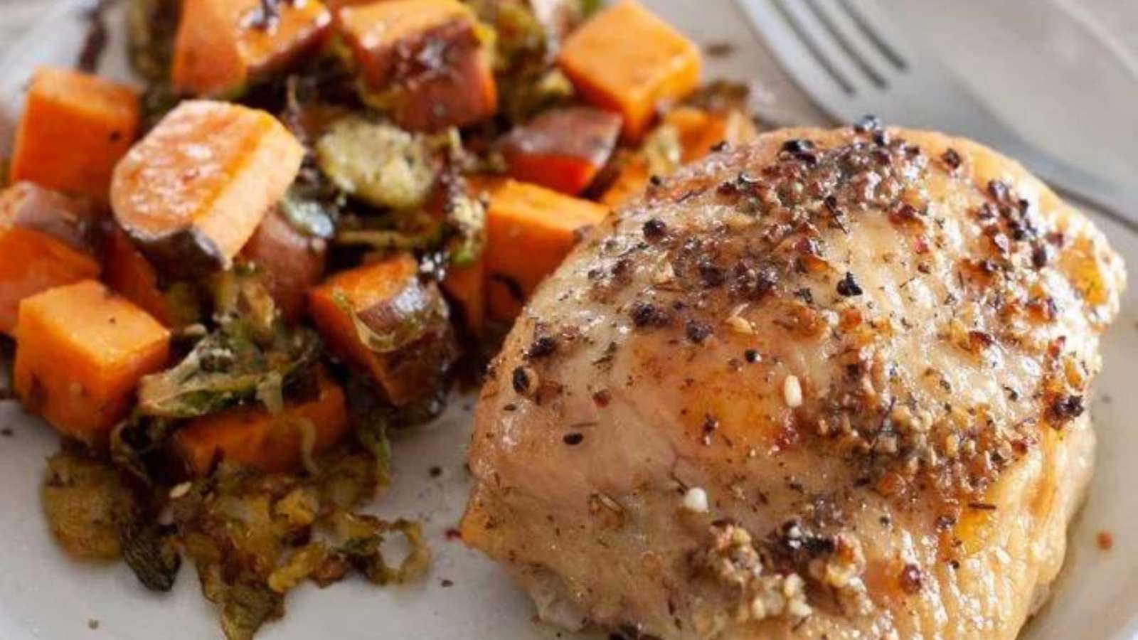 Crispy Garlic Chicken Thighs recipe by Laura Fuentes.