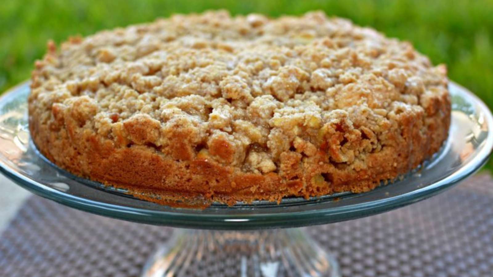 Apple Cinnamon Crumb Cake recipe by The Cookin Chicks.