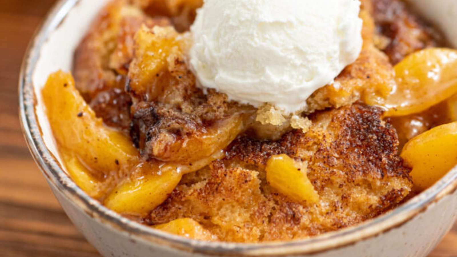 Easy Southern Peach Cobbler recipe by The Cookin Chicks.