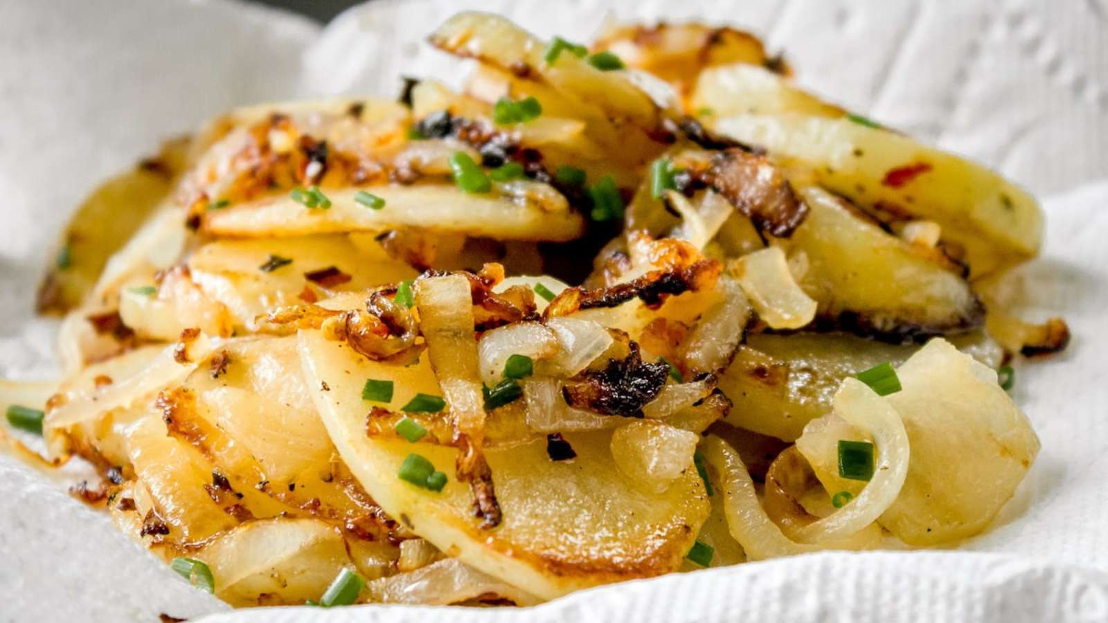 Fried Potatoes And Onions recipe by Chenée Today.
