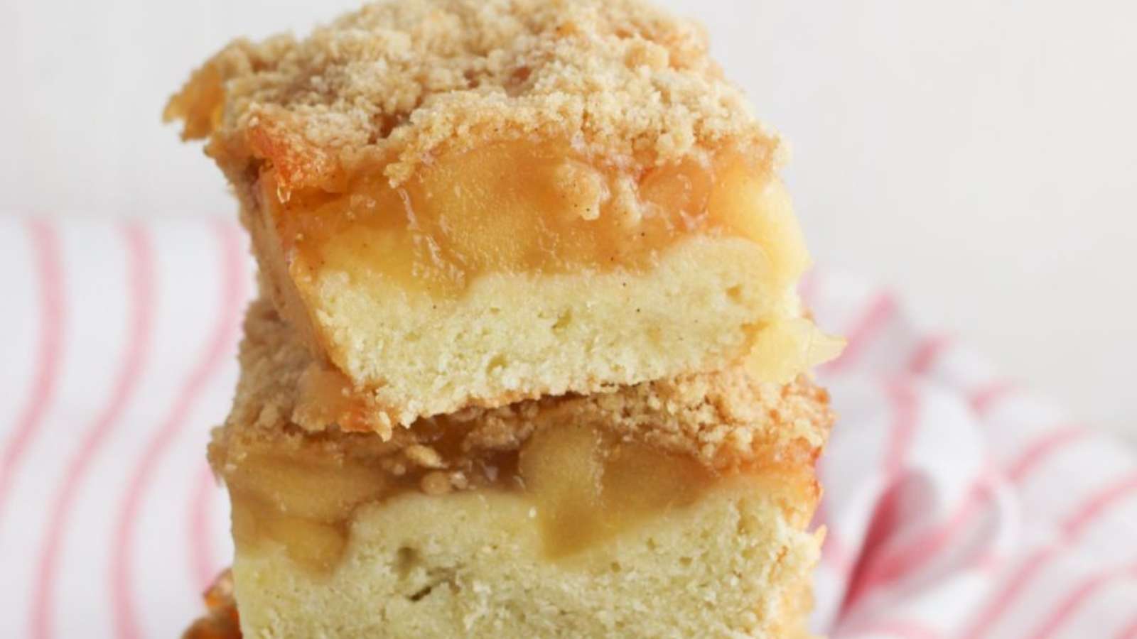 Easy Apple Pie Bars recipe by Easy Everyday Recipes.