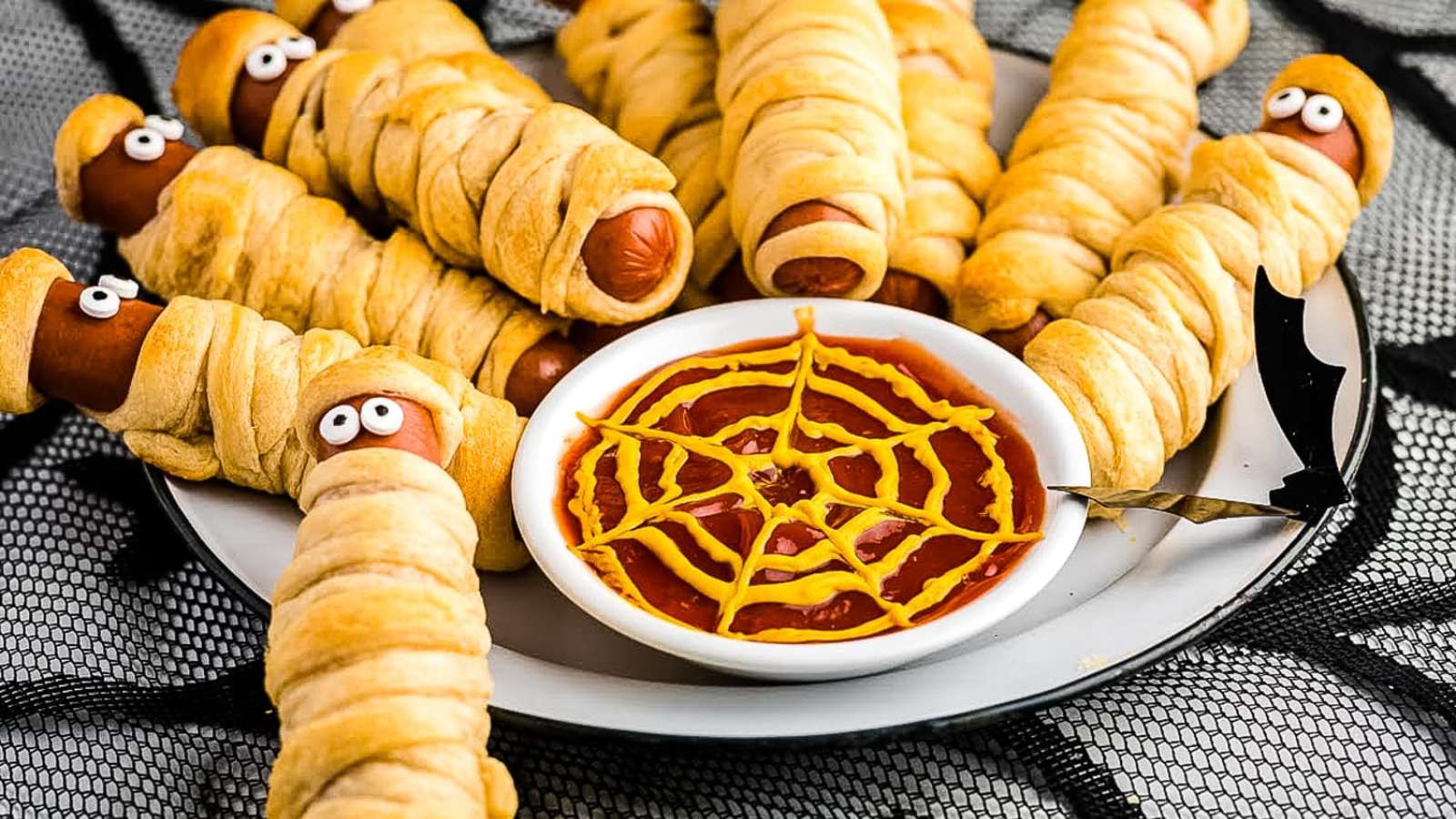 Mummy Hot Dogs recipe by Kids Activity Zone.