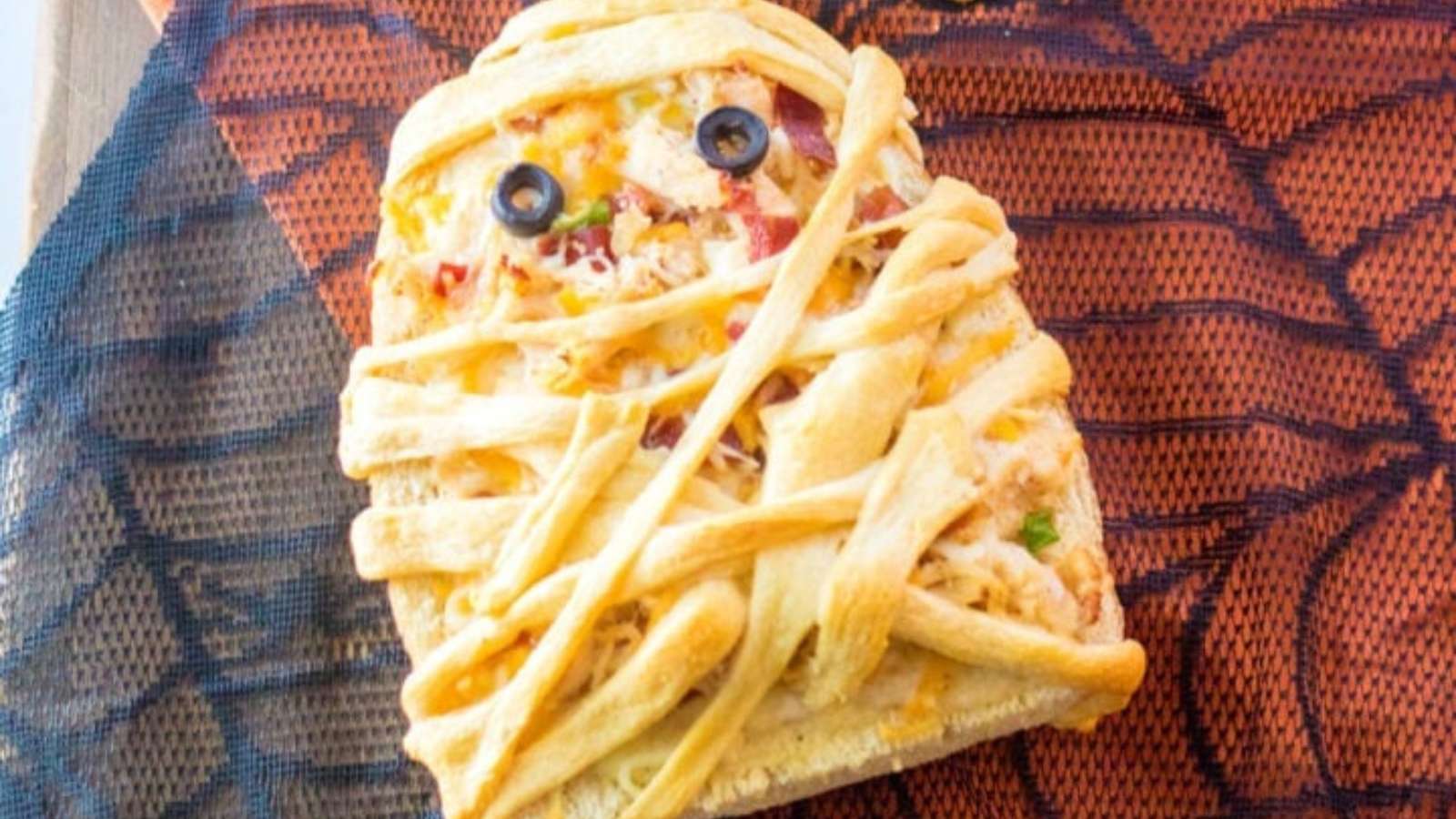 Mummy Chicken Bacon Ranch Pizzas recipe by Kitchen Divas.