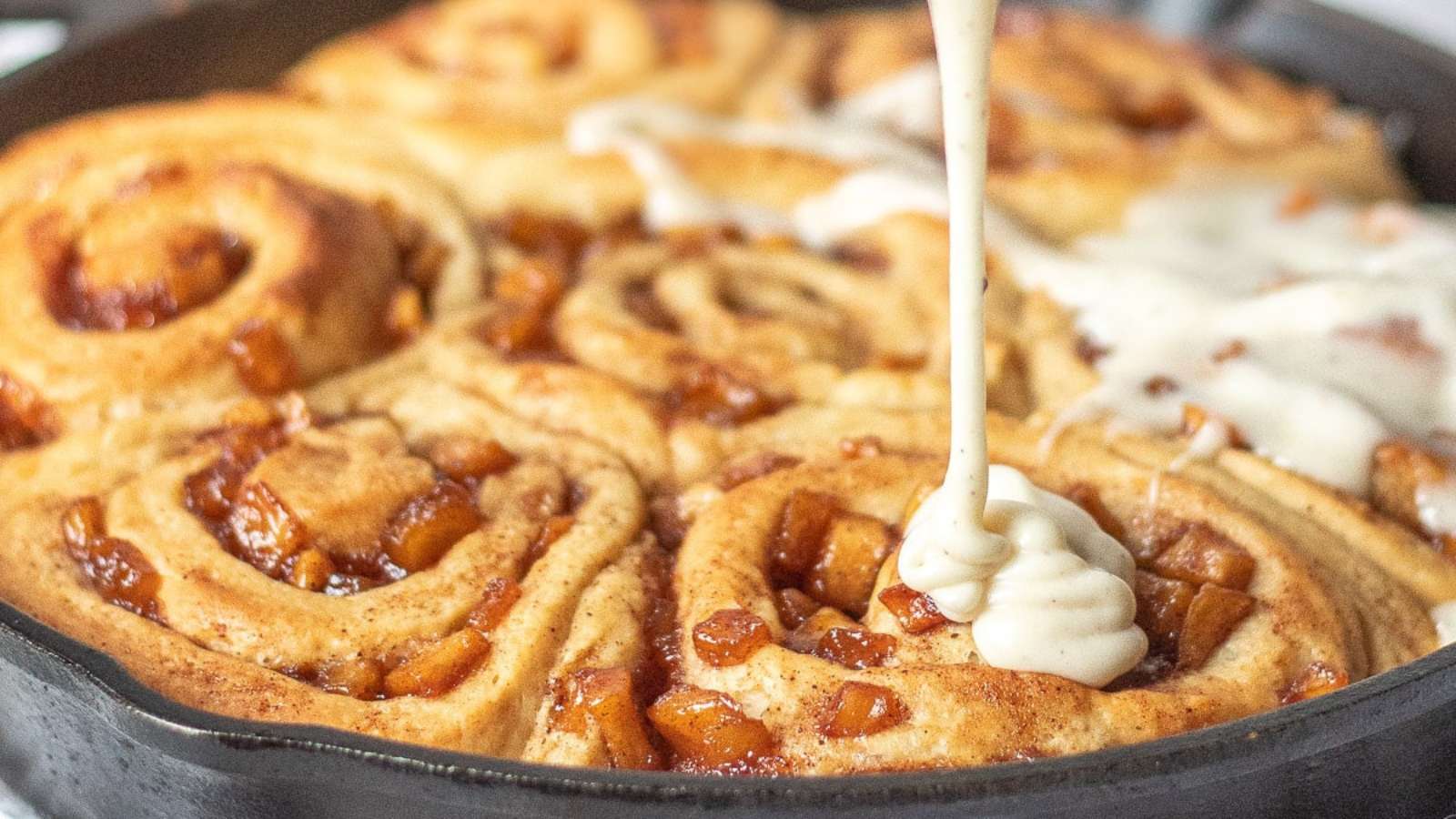 Apple Pie Cinnamon Rolls recipe by Chenée Today.