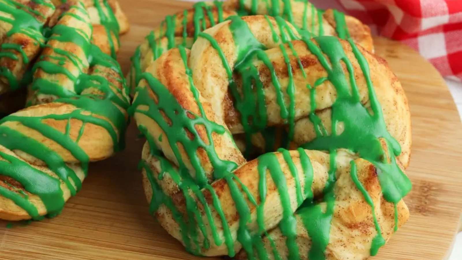 Cinnamon Roll Wreaths recipe by Maria’s Mixing Bowl.