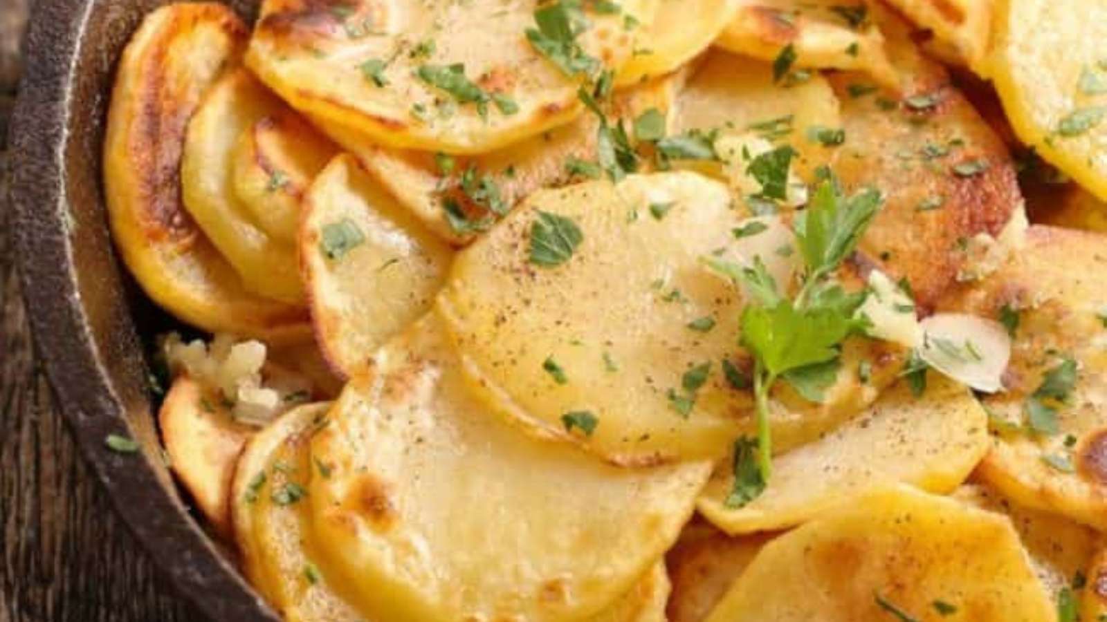 Crispy Garlic Roasted Potatoes recipe by Erren’s Kitchen.